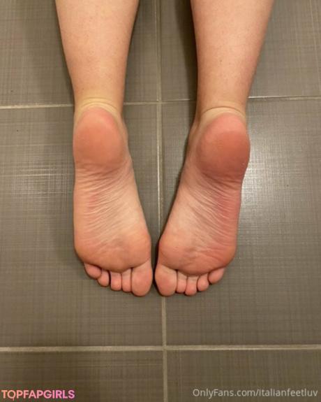 Italianfeetluv nude leaked OnlyFans pic