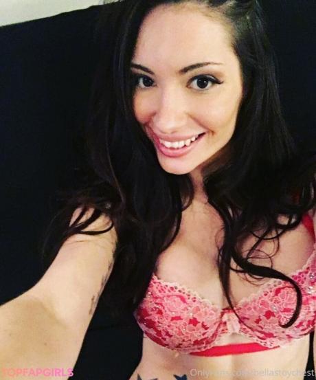 Bella's nude leaked OnlyFans pic